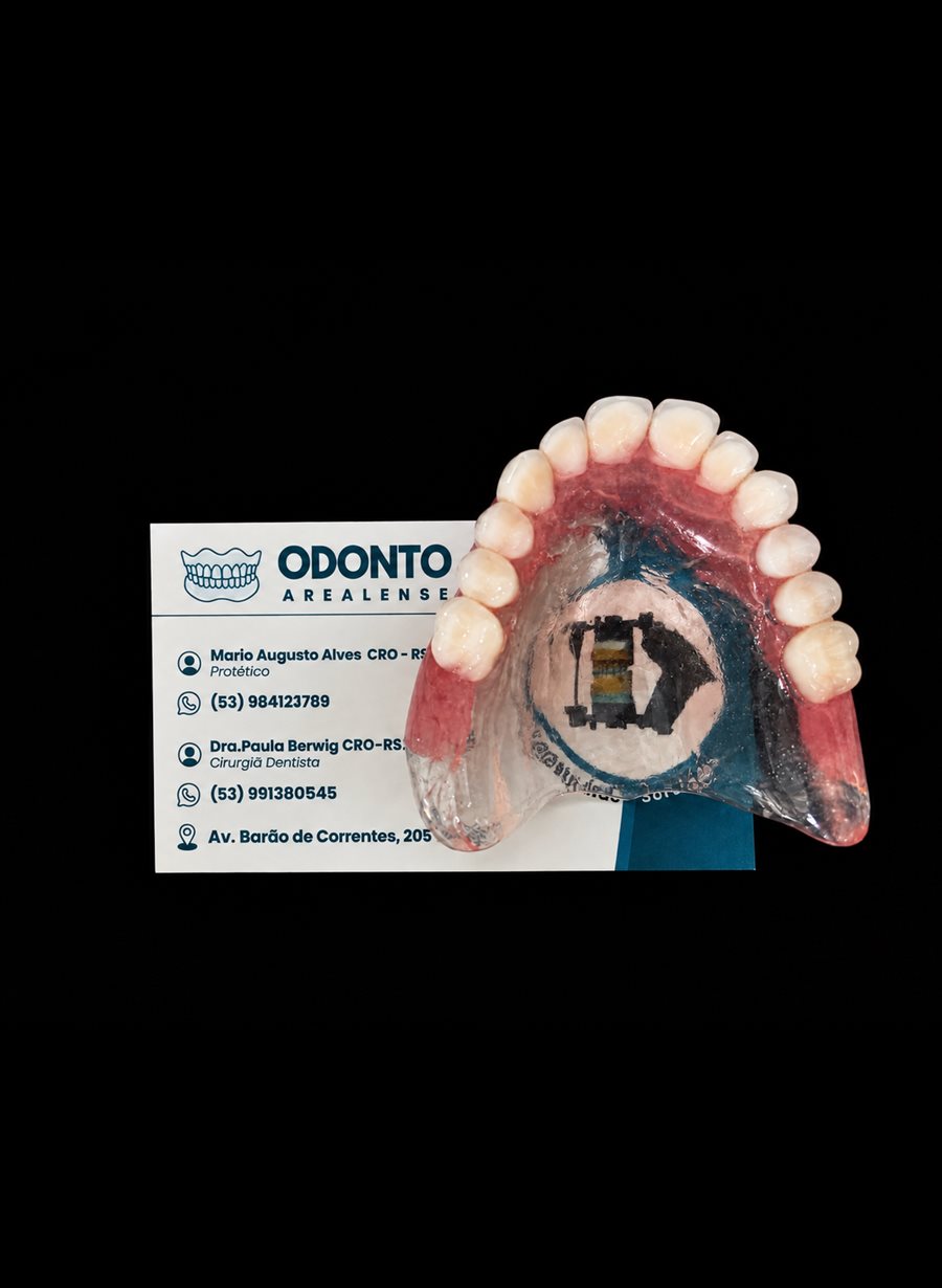 Cartão de identificação Odonto Arealense com prótese produzida pelo Laboratório Alves & Alves